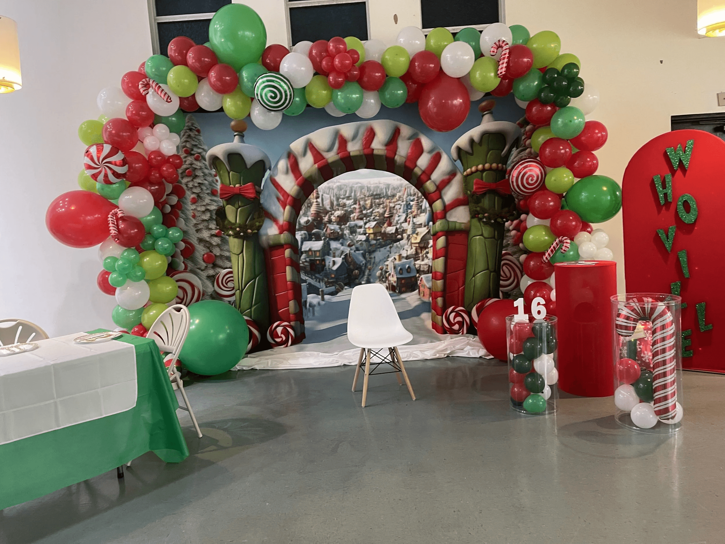 Instalación de arco de globos navideño con temática de Whoville para una fiesta de Sweet 16