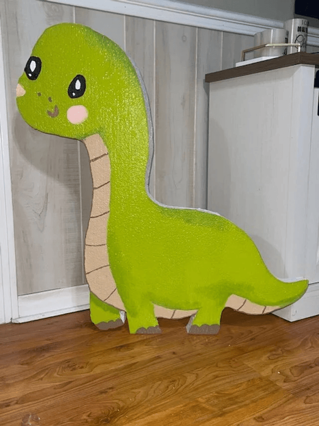 Figura de dinosaurio grande hecha a mano para una fiesta infantil de cumpleaños