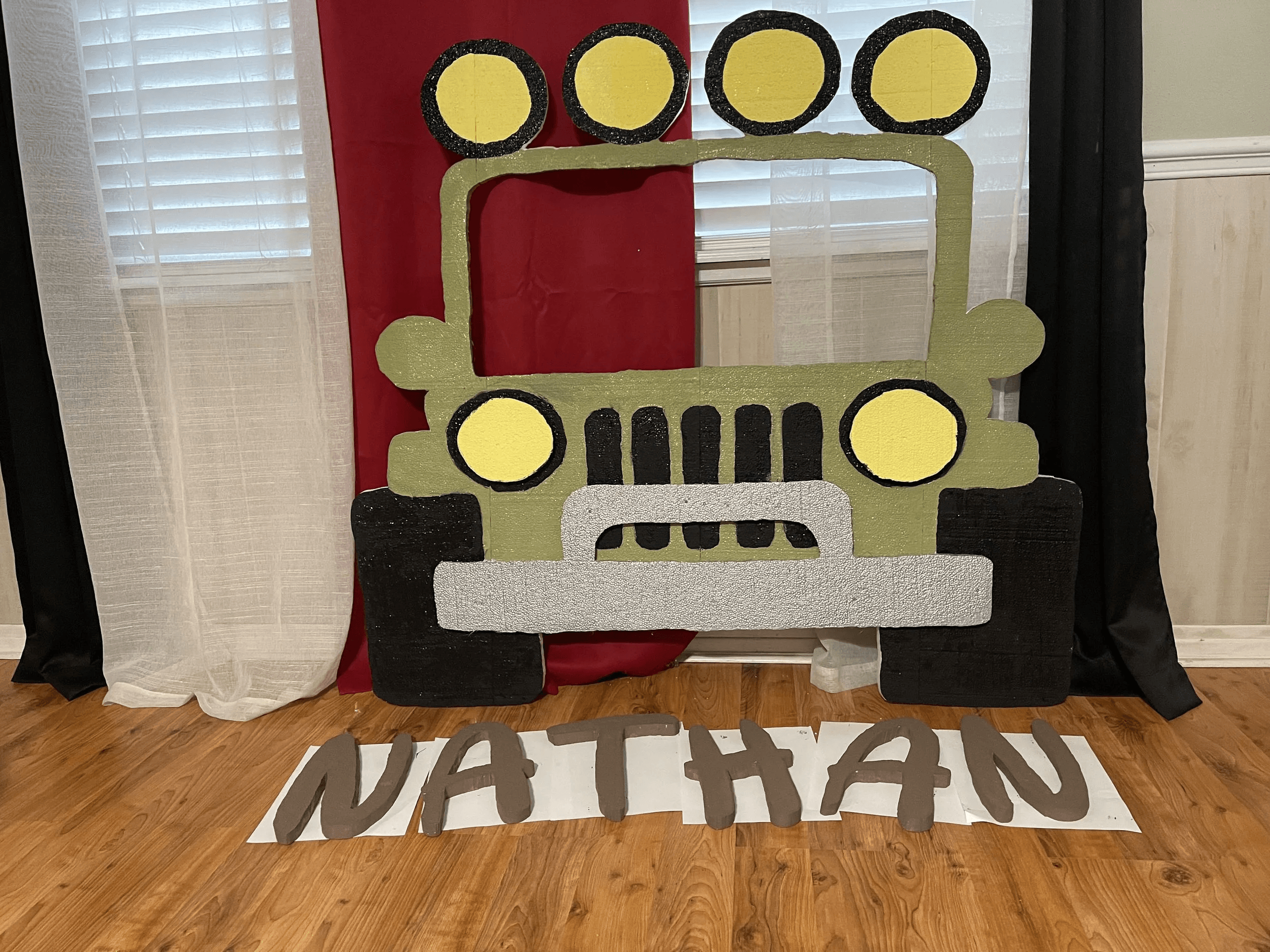Figura de Jeep hecha a mano con el nombre Nathan para un cumpleaños